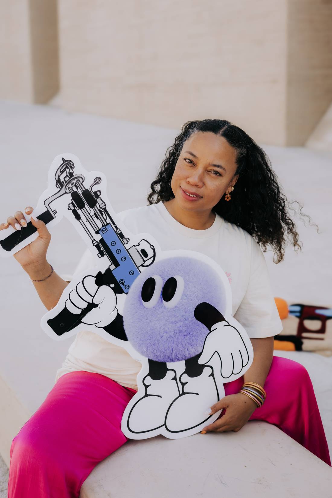 Fanza et la mascotte Mooderato avec son tufting gun