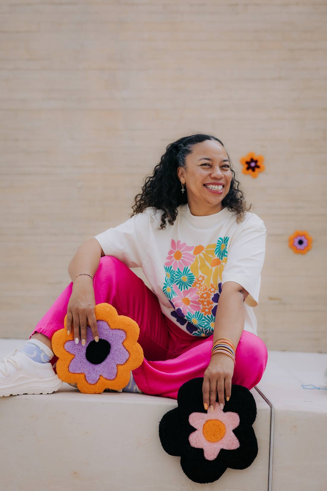 Fanza au studio avec deux fleurs tuftées