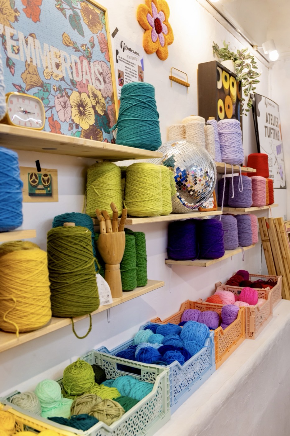 Le Wool bar du studio : les pelotes de laine colorées