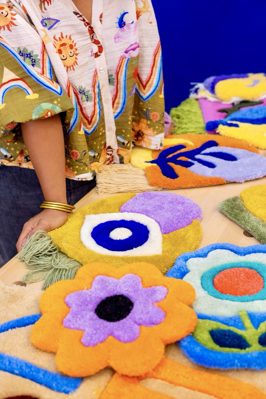 Pièces tuftées colorées réalisées au studio