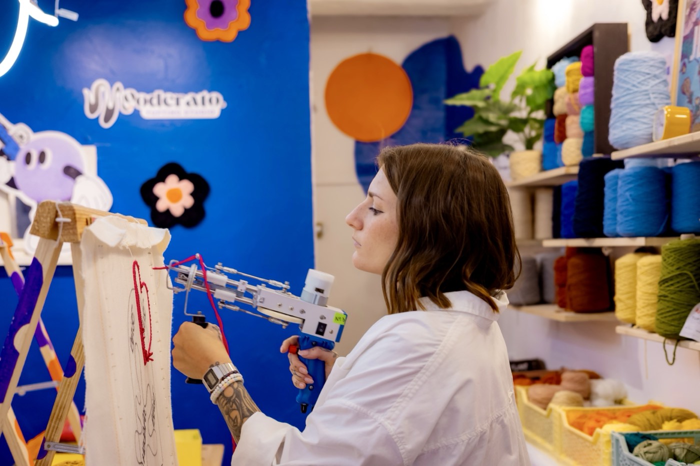 Le tufting gun en action au studio